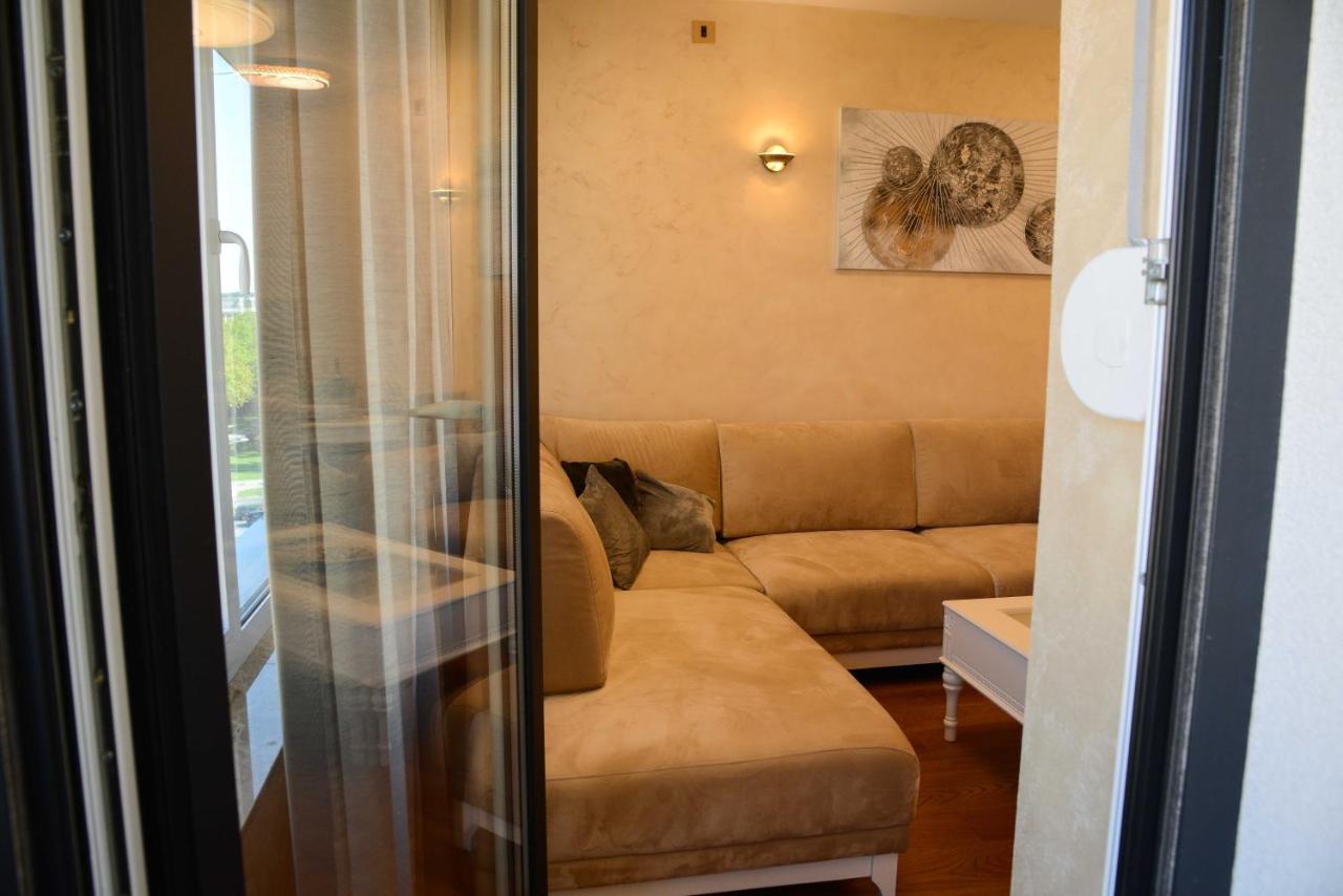 Tesla 70 Apartment With Secure Parking In The Garage Novi Sad Exterior foto